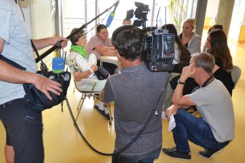 Das Kamerateam des MDR-Fernsehens interviewt die Patientin und die Schüler während der Übergabe der Herzkissen.