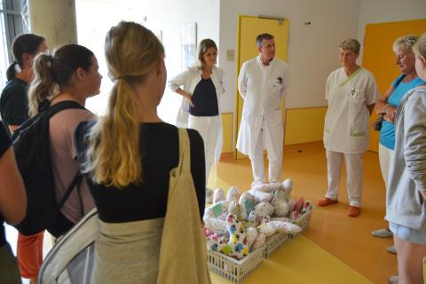 Übergabe der Herzkissen von Schülern in Anwesenheit des Teams vom Brustzentrum am St. Joseph-Stift Dresden.