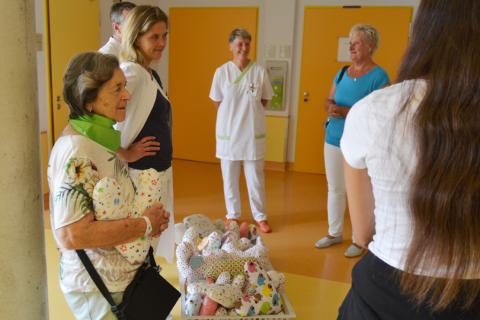 Übergabe der Herzkissen an eine Brustkrebspatientin im Krankenhaus St. Joseph-Stift Dresden.