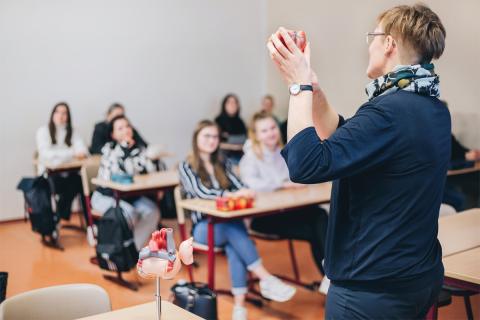 Ausbildung in der Medizinischen Berufsschule für Pflegeberufe am St. Joseph-Stift, Blick in eine Klasse während des Unterrichts.