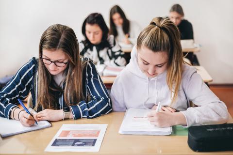 Ausbildung in der Medizinischen Berufsschule für Pflegeberufe am St. Joseph-Stift, Blick in eine Klasse während des Unterrichts.