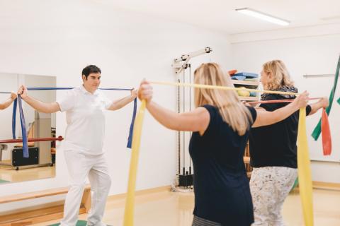 Physiotherapie im Krankenhaus St. Joseph-Stift, Kurs mit physiotherapeutischen und krankengymnastischen Anwendungen.