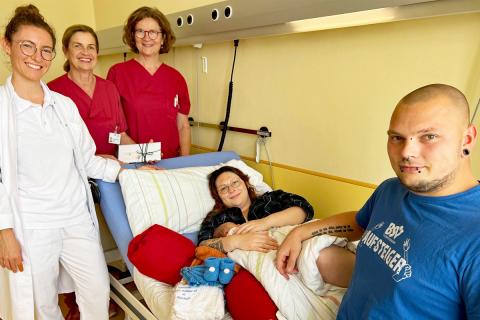1000. Baby in 2023 im St. Joseph-Stift: Das Team der Geburtsklinik gratuliert den frischgebackenen Eltern zur Geburt ihres Sohnes Jonas am Krankenhausbett.