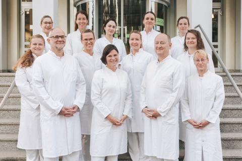 Klinik für Chirurgie am Krankenhaus St. Joseph-Stift Dresden. Gruppenbild Chefarzt, Oberärzte und Fach- bzw. Assistenzärzte vor dem Haupteingang des Krankenhauses.