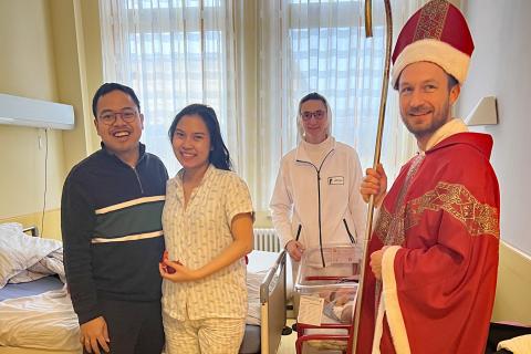 Seelsorger Manuel Henning in Gestalt des heiligen Nikolaus und Schwester Dolores überbringen Gaben an die Patienten.