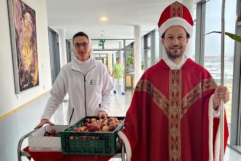 Der Nikolaus geht um im St. Joseph-Stift: Seelsorger Manuel Henning in Gestalt des hl. Nikolaus von Myra und Schwester Dolores suchen heute mit Äpfeln und Süßigkeiten die Patienten unseres Krankenhauses auf.