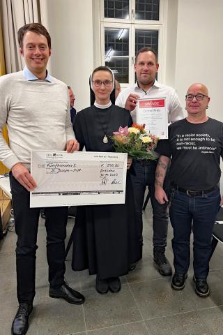 Schwester Dolores und ihre Mitstreiter (Maik Wenke links, Paul Röhle 2. von rechts, Wilfried Grimmer rechts) nach der Preisverleihung.