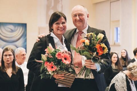 Chefarztwechsel in der Klinik für Chirurgie am St. Joseph-Stift: Links die neue Chefärztin Dr. Astrid Flötgen, rechts Dr. Martin Freitag (jetzt Senior Chefarzt).