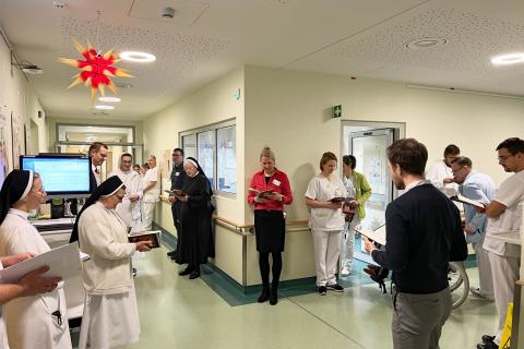 Hausweihe anlässlich des Tages der Heiligen Drei Könige: Die Seelsorge geht mit dem Krankenhausdirektorium durch das Haus und über alle Stationen.