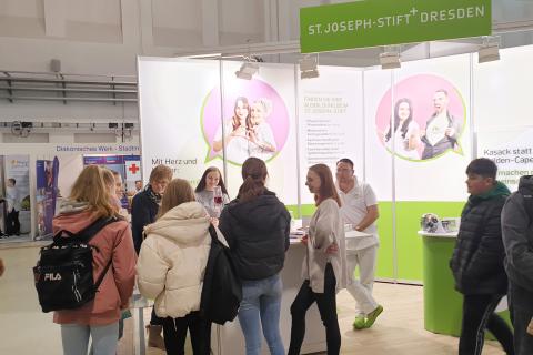 Messe KarriereStart, Stand St. Joseph-Stift Dresden in der Messe Dresden, Halle 2, Stand C7.