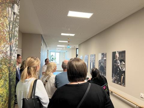 Führung der finnischen Gäste auf den geriatrischen Stationen des Krankenhaus St. Joseph-Stift.