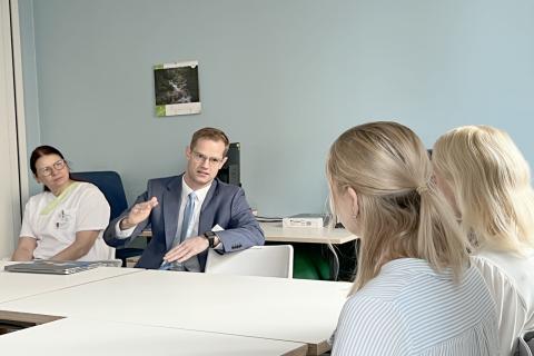 Geschäftsführer Viktor Helmers erläutert den finnischen Gästen der Berufsschule Geschichte und Ausrichtung des Krankenhauses.