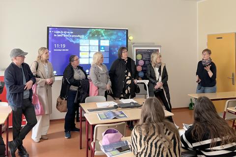 Die finnische Delegation einer Berufsschule ist zu Gast in der Medizinischen Berufsschule am Krankenhaus St. Joseph-Stift – hier vor der Schulklasse.