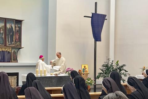 Anlässlich des Patronatsfestes zum Tag des heiligen Joseph: Gottesdienst im Krankenhaus St. Joseph-Stift. Die Messe zelebrieren Altbischof Joachim Reinelt und Diakon Volker Babucke.