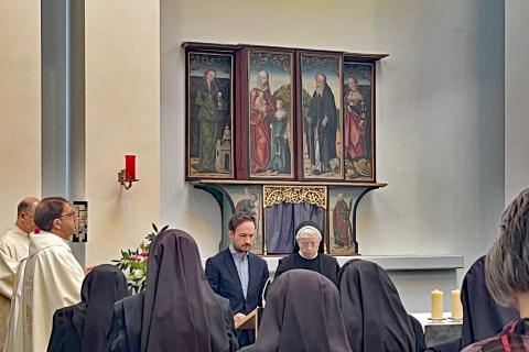 Anlässlich des Patronatsfestes zum Tag des heiligen Joseph: Gottesdienst im Krankenhaus St. Joseph-Stift, Fürbitten der beiden Seelsorger während der Zeremonie.