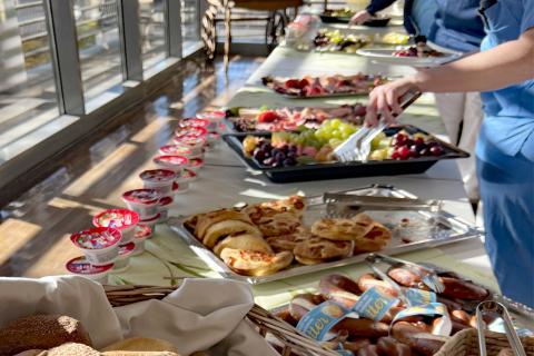 Anlässlich des Patronatsfestes zum Tag des heiligen Joseph: Frühstücksbuffet für die Mitarbeitenden im Krankenhaus St. Joseph-Stift Dresden.