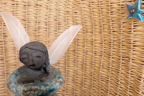 Gedenkplatz für die Sternenkinder in der Krankenhauskapelle im St. Joseph-Stift Dresden: Eine Engelsfigur in einem Weidekörbchen als Symbol der trauernden Mutter.