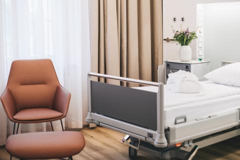 Wahlleistungszimmer im Krankenhaus St. Joseph-Stift Dresden: Detail mit Bett und Sitzecke.