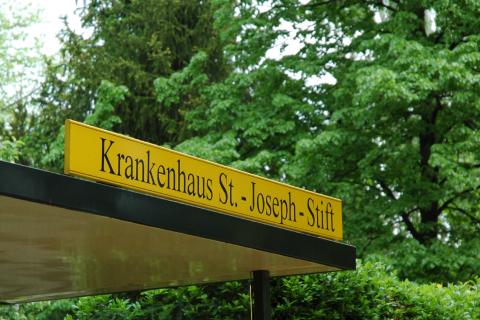 Haltestellenschild Krankenhaus St. Joseph-Stift als Hinweis für anstehende Baumaßnahmen.