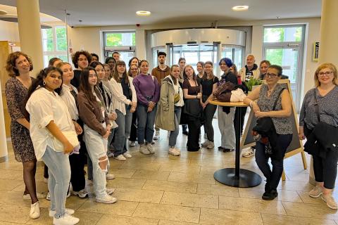 Deutsche und französische Austauschschüler besuchen im Rahmen des ERASMUS-Programms für Azubis das St. Joseph-Stift – Gruppenbild im Foyer des Krankenhauses.