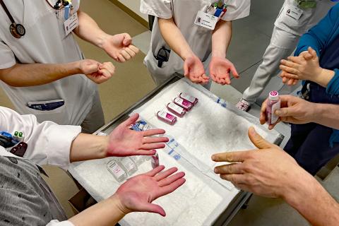 Händehygiene-Aktion 2024: Im Fokus die eingeriebenen Hände – die pinke Färbung zeigt an, ob die Händedesinfektion vorher gründlich durchgeführt wurde.