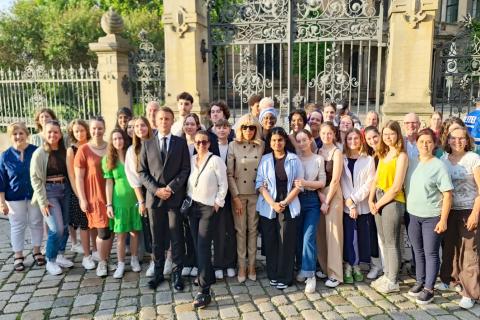 Pflegeschüler einer deutsch-französischen Austauschklasse treffen den französischen Präsidenten Emmanuel Macron in Dresden am 27. Mai 2024.