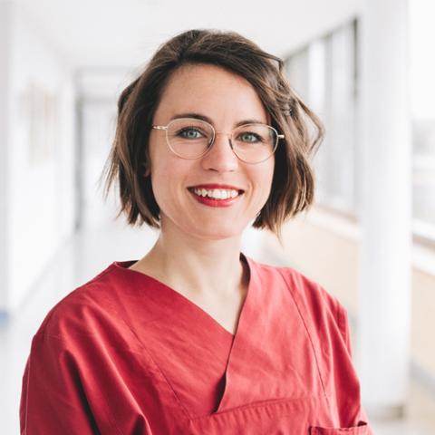 Portrait Hebamme Theresa Winkler