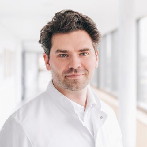 Portrait Dr. Robin R. Weidemann, Oberarzt der Klinik für Innere Medizin am Krankenhaus St. Joseph-Stift Dresden