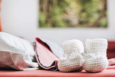 Geburtshilfe, Detail Babyschuhe in weiß