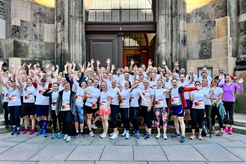 REWE Team Challenge: Teambild alller für das St. Joseph-Stift Dresden startenden Mitarbeiterinnen und Mitarbeiter vor der Kreuzkirche am Altmarkt Dresden.