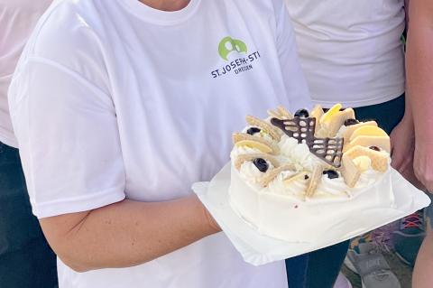 3. Platz beim Drachenboot-Festival: Die Crew des St. Joseph-Stift freut sich über eine Eistorte.