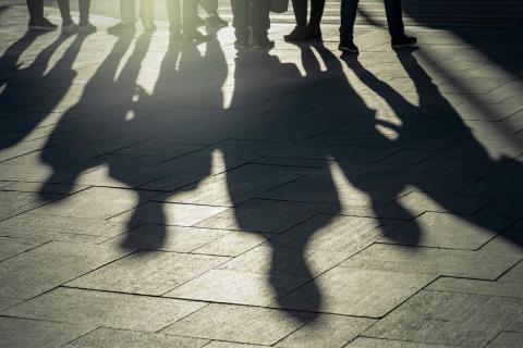 Freiwilligendienst im Krankenhaus: Im Bild sind die Schatten einer Gruppe junger Menschen auf dem Straßenpflaster zu sehen.