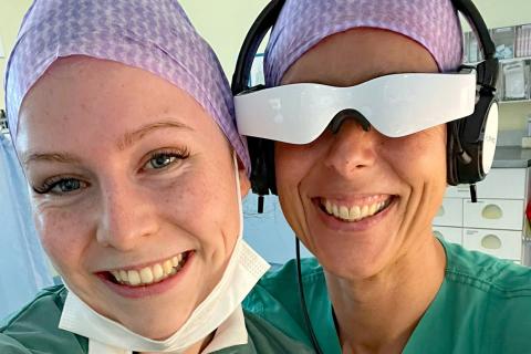 Nadine Otto, pflegerische Bereichsleitung (rechts) und ihre Kollegin präsentieren eine Video-Brille