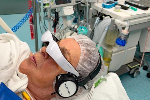 Patientin trägt unter Teilnarkose eine Video-Brille im OP