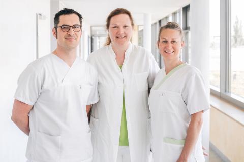 Teambild Hygiene: Hygienefachkraft Maximilian Frank, hygienebeauftragte Ärztin Dr. Christina Grundig und Hygienefachkraft Katharina Giebe (v.l.n.r.)