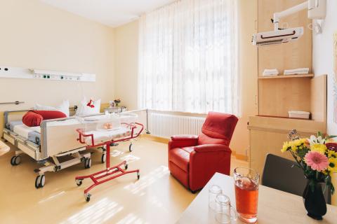 Zimmeransicht: Ein Zimmer auf der Wochenstation im Krankenhaus St. Joseph-Stift, das wahlweise als Familienzimmergenutzt werden kann.