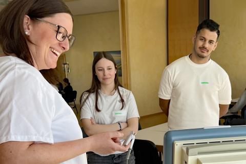 Schüler beim Pflege-Parcours, um Medizinberufe auszuprobieren. Hier: Vitalwerte messen.