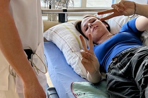 Schülerin beim Pflege-Parcours: Medizinberufe ausprobieren, hier mal als Patientin im Krankenhausbett.