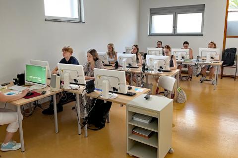 Einführung ins Krankenhausinformationssystem: Rechnerarbeitsplätze im IT-Schulungsraum.