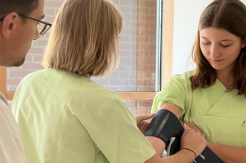 FSJ-ler beim Selbstversuch: Vitalwerte messen unter Anleitung im Krankenhaus.