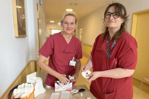 Weltstillwoche 2024: Stillberaterinnen bei der Herstellung der sogenannten "Brust-Donuts", die bei der Heilung der durch das Stillen beanspruchten Brustwarzen helfen.