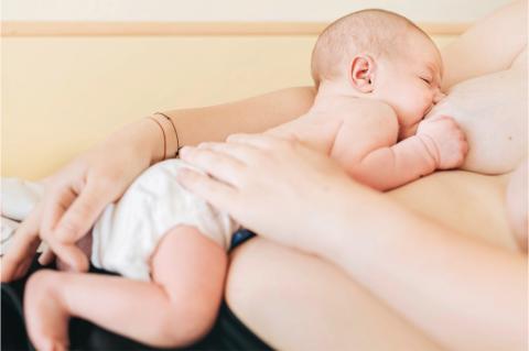 Intuitives Stillen, um den Bedürfnissen des Neugeborenen gerecht zu werden – hier ein Baby an der Brust.