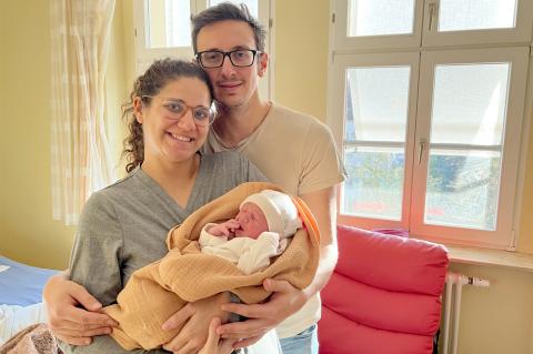 Liam Horacio ist das 1000. Baby des Jahres 2024 im St. Joseph-Stift. Hier im Familienzimmer der Wochenstation mit seinen Eltern, die ihn im Arm halten.