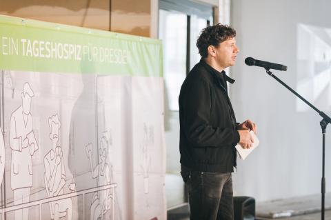 Christian Friedel beim feierlichen Baustart des Tageshospizes vor dem Mikrofon.