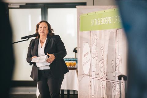 Simone Lang, die Vorsitzende des Landesverbandes für Hospizarbeit und Palliativmedizin Sachsen e. V., bei ihrer Rede zum Baustart.