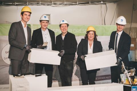 Feierlicher Baustart des Tageshospizes: Hospizleiter Johannes Bittner, Architekt, Schirmherr,  die Vorsitzende des Sächsischen Landesverbands für Hospizarbeit und Palliativmedizin sowie der Geschäftsführer des St. Joseph-Stifts mit Bauhelm.
