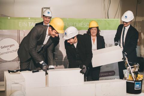 Feierlicher Baustart des Tageshospizes: Hospizleiter Johannes Bittner, Architekt, Schirmherr,  die Vorsitzende des Sächsischen Landesverbands für Hospizarbeit und Palliativmedizin sowie der Geschäftsführer des St. Joseph-Stifts mit Bauhelm.