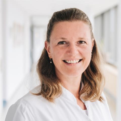 Portrait Dr. med. Stefanie Kröhnert, Fachärztin für Innere Medizin, Geriatrie und Palliativmedizin