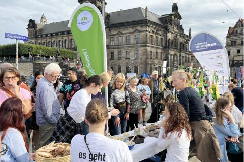 Gastmahl Dresden is(s)t bunt 2024 am 9.9., 16–20 Uhr, Augustusbrücke und Schlossplatz Dresden – Eindrücke vom Tisch des St. Joseph-Stifts und vielen Besuchern.