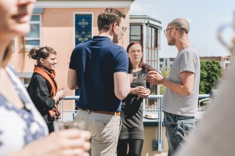 Kursteilnehmende während einer Pause im Gespräch in der Akademie für Palliativmedizin und Hospizarbeit.
